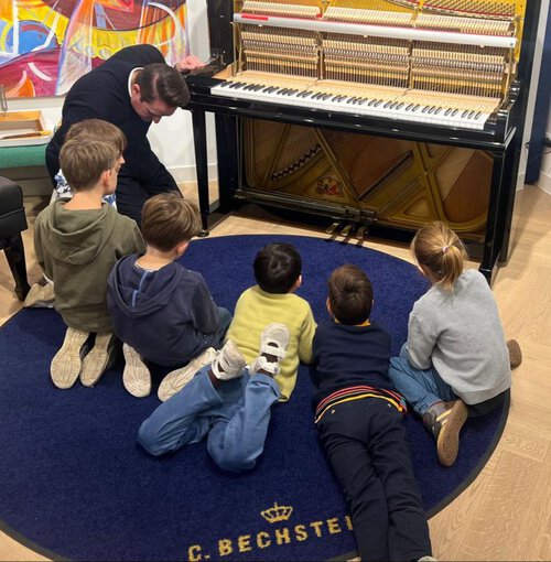  Kinder beim Workshop Kleine Klavierbauer im Pianohaus van Bremen Dortmund